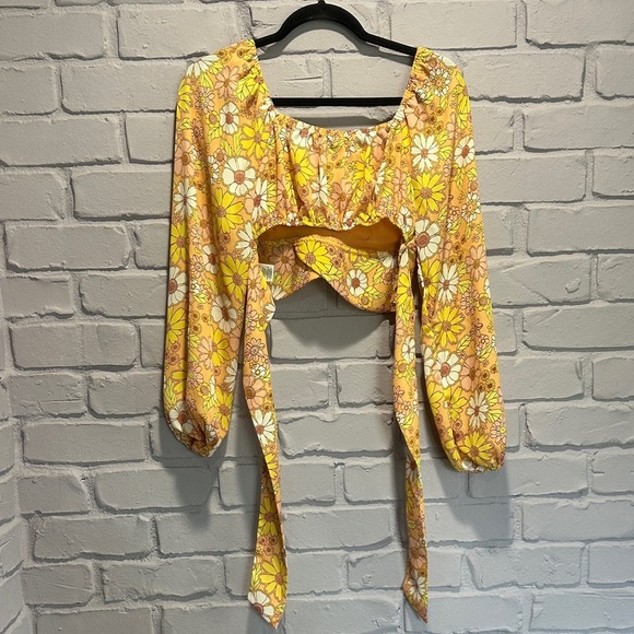 NWOT Floral Print Women's Blouse in Pellow size M - Picture 9 of 10